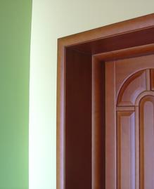 Межкомнатная дверь из массива сосны с откосами и обналичкой